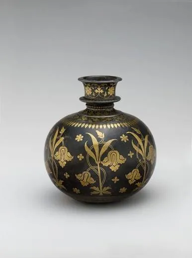 Base for a huqqa with irises, bidri ware, Deccan, late 17th century. It is 17.5 cm tall.
