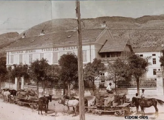 The Mostar tobacco factory, founded in 1880. In front, carts loaded with sacks.